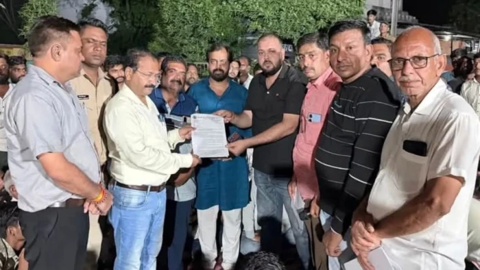 इंदौर के पश्चिम रिंग रोड में चार गुना मुआवजे की मांग को लेकर किसान हुए उग्र, शिप्रा में राेके गए किसानों का धरना देर रात हुआ समाप्त