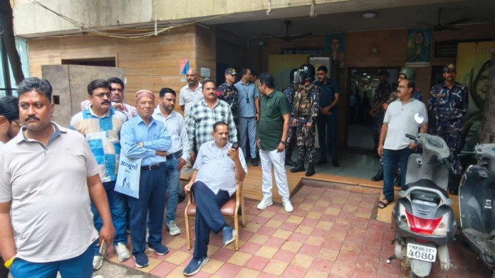 मंत्री कैलाश विजयवर्गीय के घर प्रदर्शन करने पहुंचे छात्र, दो गिरफ्तार, कांग्रेस नेताओं ने विधानसभा में किया हंगामा मंत्री कैलाश विजयवर्गीय के घर प्रदर्शन करने पहुंचे छात्र, दो गिरफ्तार, कांग्रेस नेताओं ने विधानसभा में किया हंगामा