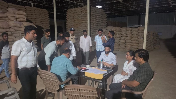 भोपाल में मूंग की जगह मिट्टी! औचक जांच में खुली भंडारण की पोल, कनकधारा वेयरहाउस सील
