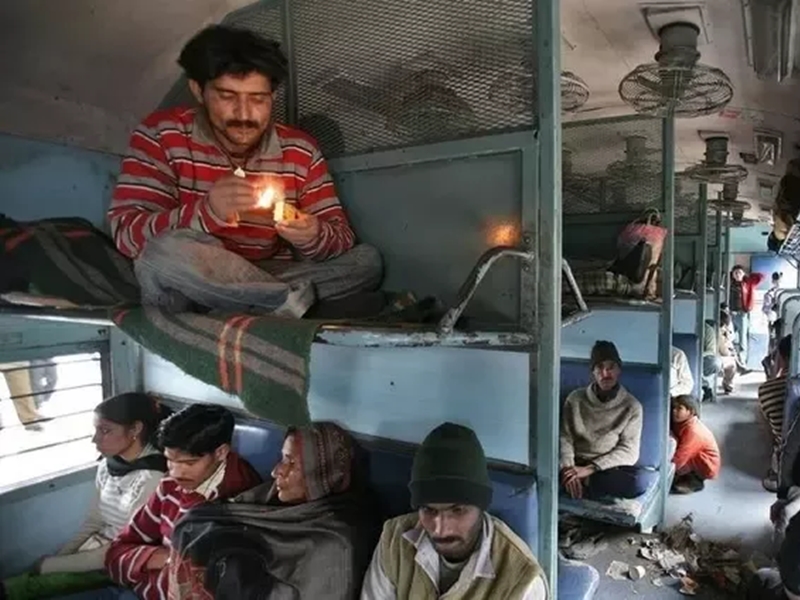 Indian Railways: रेलवे की चेतावनी! ट्रेन में सफर के दौरान की ये गलती तो 3 साल की होगी जेल