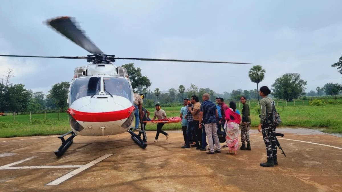 हेलीकॉप्टर से आंगनबाड़ी कार्यकर्ता को किया गया रेस्क्यू, अस्पताल में भर्ती