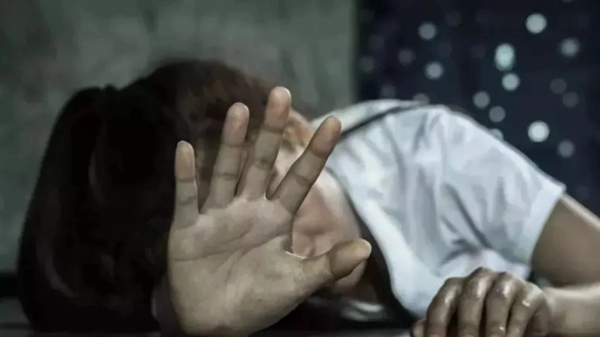 ब्रेड लेने निकली बच्ची के साथ 13 साल के लड़के ने किया दुष्कर्म, भाई को रोते-बिलखते मिली पीड़िता