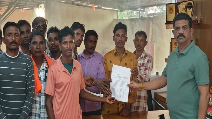 बीजापुर में आदिवासियों से ट्रैक्टर फाइनेंस के नाम पर लाखों की ठगी, ग्रामीणों ने विधायक से की शिकायत