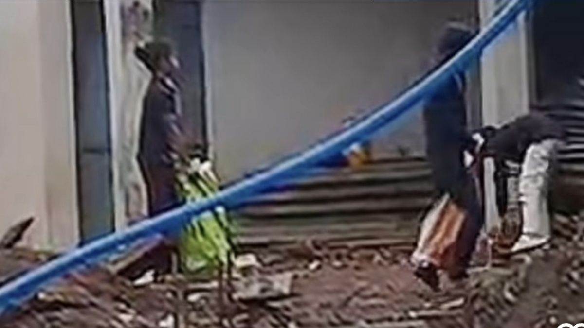 देवास के सरकारी स्कूल में मासूम बच्चों से मजदूरी, रेत-गिट्टी ढुलवाने का वीडियो वायरल; शिक्षा विभाग ने जांच के आदेश दिए