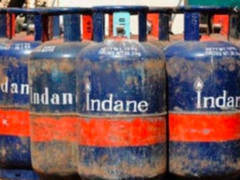 Commercial cylinder price: LPG gas cylinder price has been reduced by the Oil Marketing Companies on Tuesday. 