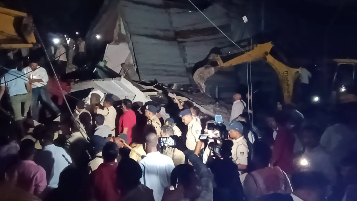 Indore News: इंदौर में फिर हादसा, जवाहर मार्ग पर दो मंजिला इमारत गिरी, दर्जनों लोग दबे
