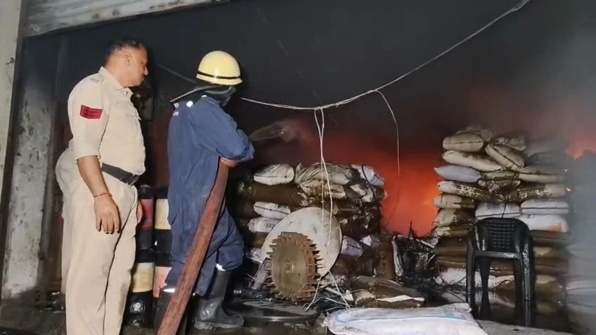 Indore: नेमावर रोड की खिलौना फैक्ट्री में भीषण आग, दमकल विभाग ने काबू पाने में लगाया जोर