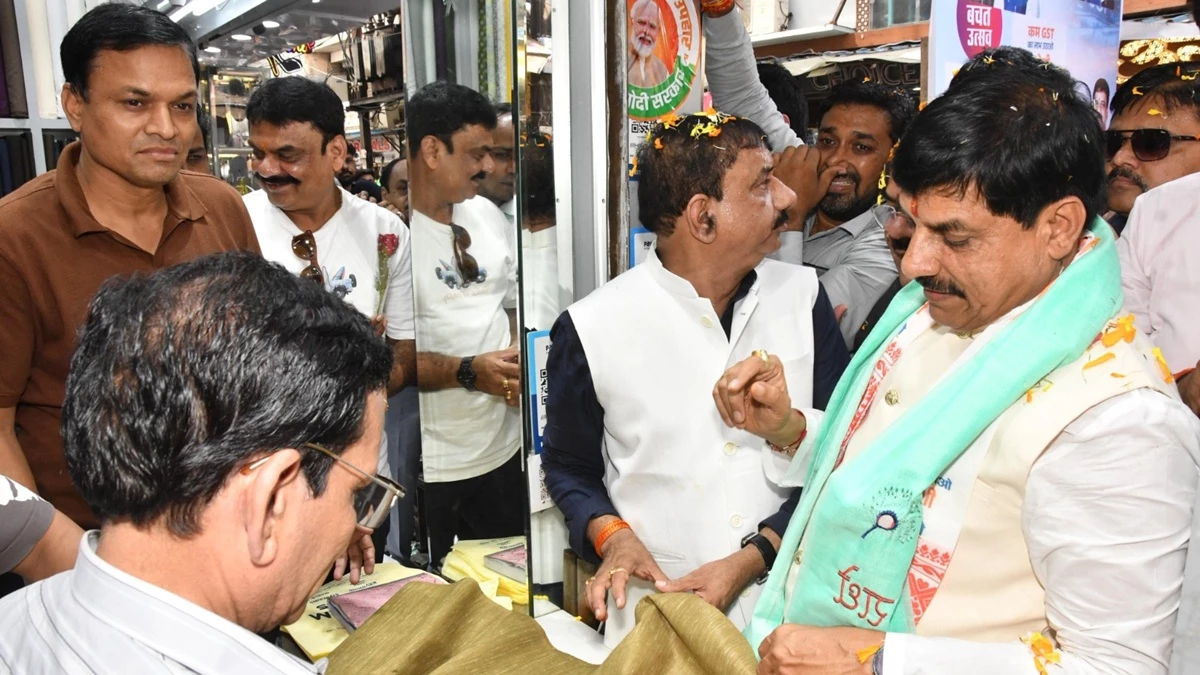 MP सीएम मोहन यादव ने दशहरे के लिए खरीदा कुर्ता, यूपीआई से किया पेमेंट, कहा- बचत उत्सव है GST 2.0