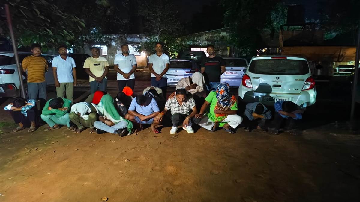 छत्तीसगढ़- महाराष्ट्र की सीमा के जंगल में जुआरियों के जमघट पर पुलिस का एक्शन: 31 हिरासत में, सवा करोड़ का सामना जब्त