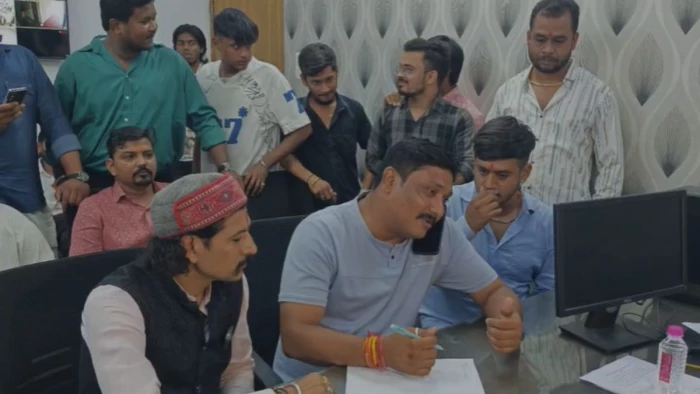 रायपुर में भाजपा पार्षद की कार पर बाइक सवारों ने किया पथराव, गणेश झांकी देखने निकले थे; केस दर्ज