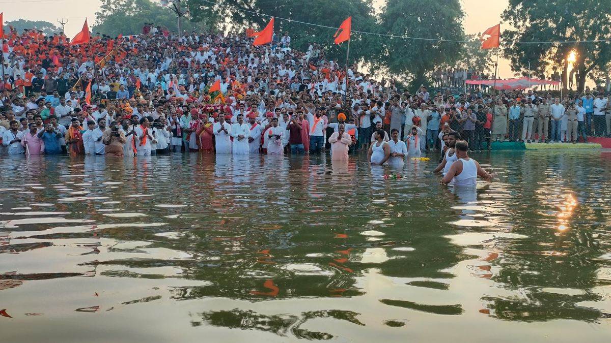 देवास में डोल ग्यारस पर तीनों बार तैरी भगवान नृसिंह की साढ़े सात किलो की...