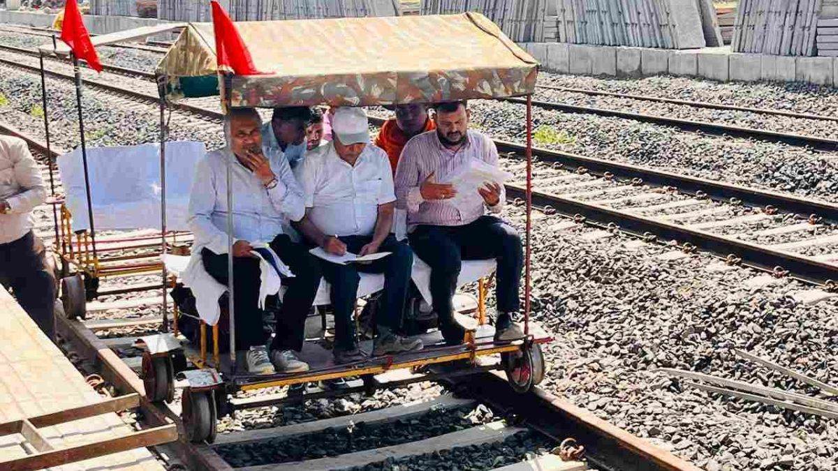 धार में ट्रेन की राह का आखिरी पड़ाव : टीही से दौड़ी ट्रॉली, परखा ट्रैक... दीपावली तक रेल सेवा मिलने की उम्मीद