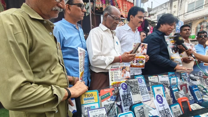नो यूपीआई डे : इंदौर में क्यूआर कोड पर काला कपड़ा ढंककर एमडीआर के विरोध में उतरे व्यापारी