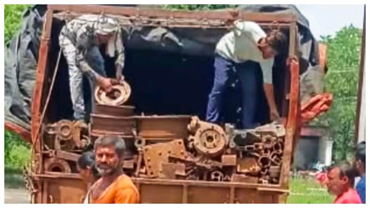 2 टन जब्त कबाड़ में मिली रेल संपत्ति, अंबिकापुर और मनेंद्रगढ़ में RPF की छापेमारी में लोहे से भरा ट्रक जब्त