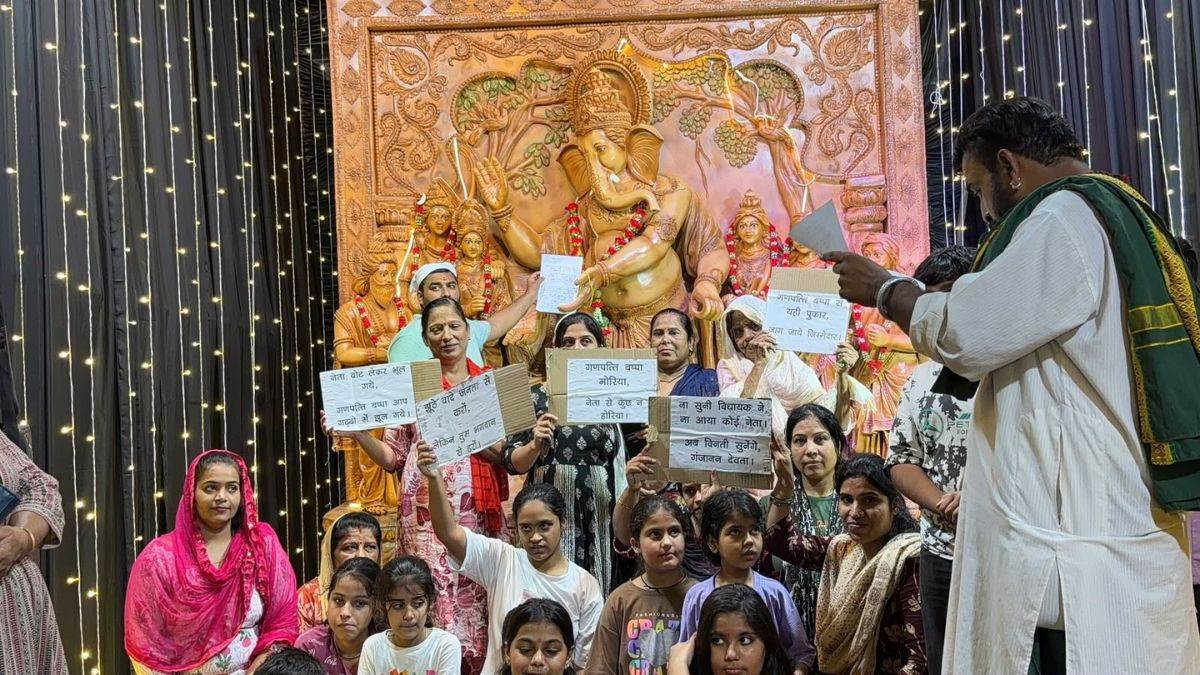 गणपति बप्पा मोरया, नेताओं से काम नहीं होरिया... भोपाल में 15 साल से बदहाल सड़क की अर्जी बप्पा के दरबार में पहुंची