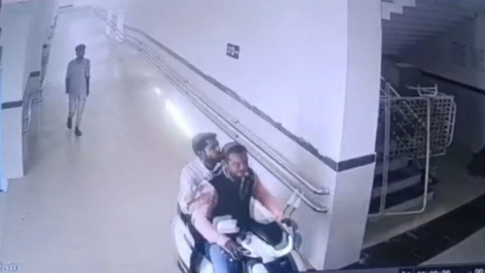 टीकमगढ़ में अस्पताल के रैंप पर भाजपा नेता ने बेखौफ दौड़ाई ई-स्कूटी, पहली मंजिल तक ले गए; जांच के आदेश