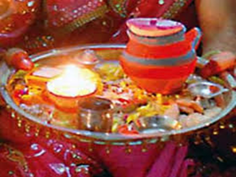 Karva Chauth 2021: करवाचौथ पर राशि अनुसार श्रृंगार करने व कपड़े पहनने से पति-पत्नी में बढ़ता है प्रेम
