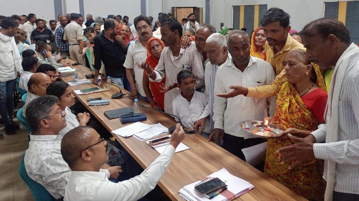 सहेजला गांव के लोगों ने 70 साल पुराने राम मंदिर के जीर्णोद्धार पर रोक के खिलाफ जनसुनवाई में प्रदर्शन किया। महिलाएं प्रशासन के खिलाफ आरती लेकर आईं। विवादित जमीन के मामले में तहसील कोर्ट ने नोटिस जारी किया है।