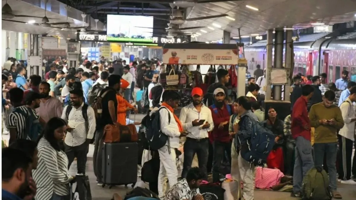 छठ पर घर जाने वालों की बढ़ी दिक्कतें, ट्रेन और बसों में सीटें फुल, यहां देखें आरक्षण की जानकारी
