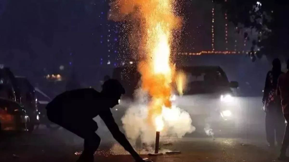 जबलपुर में पटाखे चलाने में हुई चूक, बच्चे सहित चार लोगों के हाथ में फूटा बम; 10 की आंखें हुई लाल