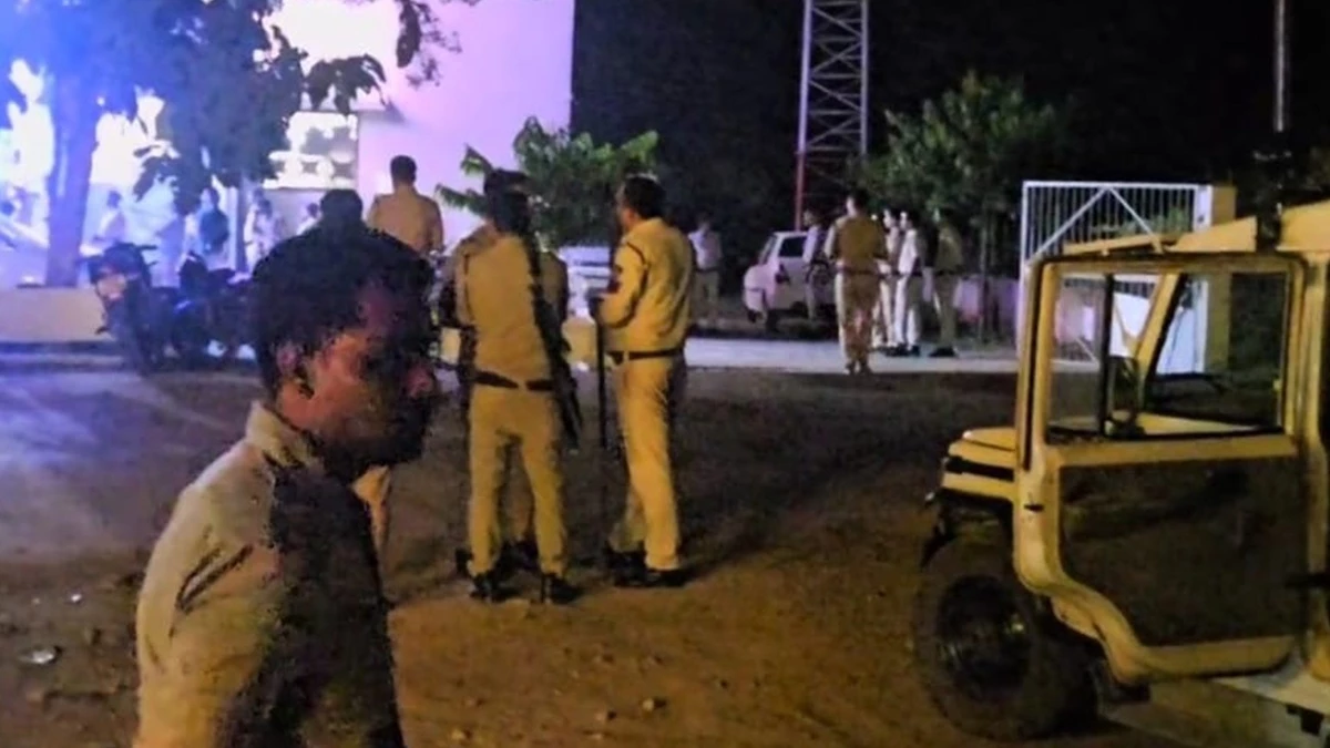 MP News: पुलिस पर ग्रामीणों का हमला, अपराधी पकड़ने गई टीम पर टूटी भीड़, थाना प्रभारी समेत आरक्षक घायल