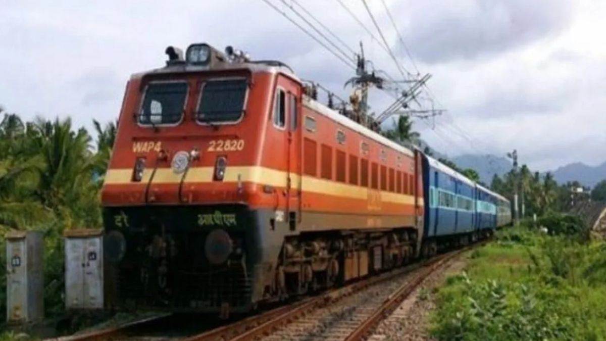 Indian Railways News: दीपावली के बाद ट्रेन की मारामारी, प्रयागराज से दिल्ली-मुंबई रूट की 42 ट्रेनें फुल