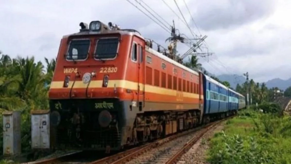 Indian Railways News: दीपावली के बाद ट्रेन की मारामारी, प्रयागराज से दिल्ली-मुंबई रूट की 42 ट्रेनें फुल