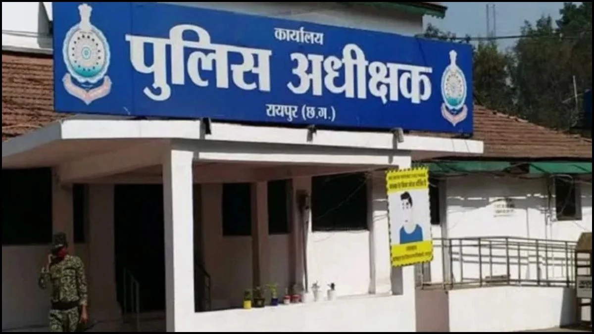 Raipur में पुलिस ही निकली चोर... कारोबारी की कार से चुराए 2 लाख रुपये, 1 पुलिसकर्मी निलंबित, 4 के खिलाफ जांच जारी