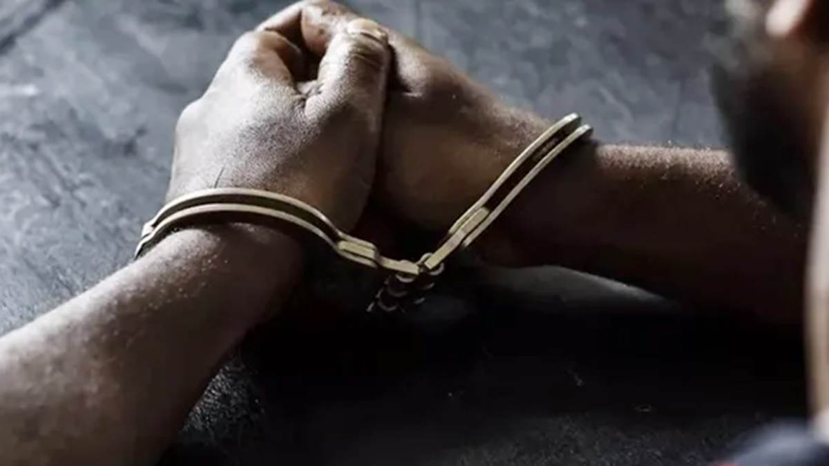 दुर्ग में टॉयलेट के बहाने आरोपी ने खुलवाई हथकड़ी, पुलिसकर्मी को धक्का दिया और थाने की दीवार फांदकर भागा