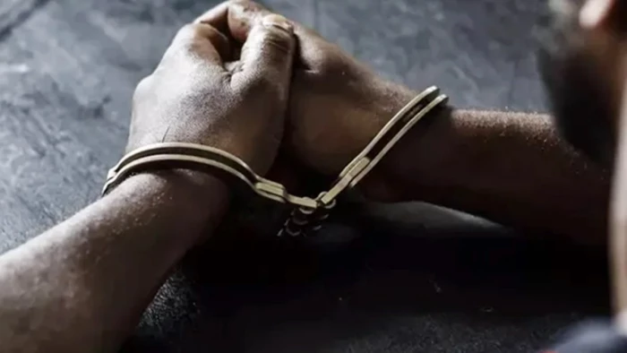 दुर्ग में टॉयलेट के बहाने आरोपी ने खुलवाई हथकड़ी, पुलिसकर्मी को धक्का दिया और थाने की दीवार फांदकर भागा