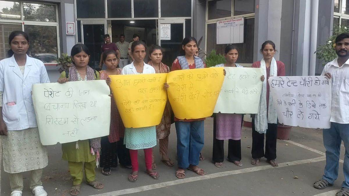बड़वानी में हक की लड़ाई लड़ने बैठीं नर्सिंग छात्राएं, धरना स्थल से टेंट सामग्री ही हो गई चोरी
