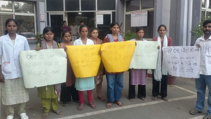 बड़वानी में हक की लड़ाई लड़ने बैठीं नर्सिंग छात्राएं, धरना स्थल से टेंट सामग्री ही हो गई चोरी