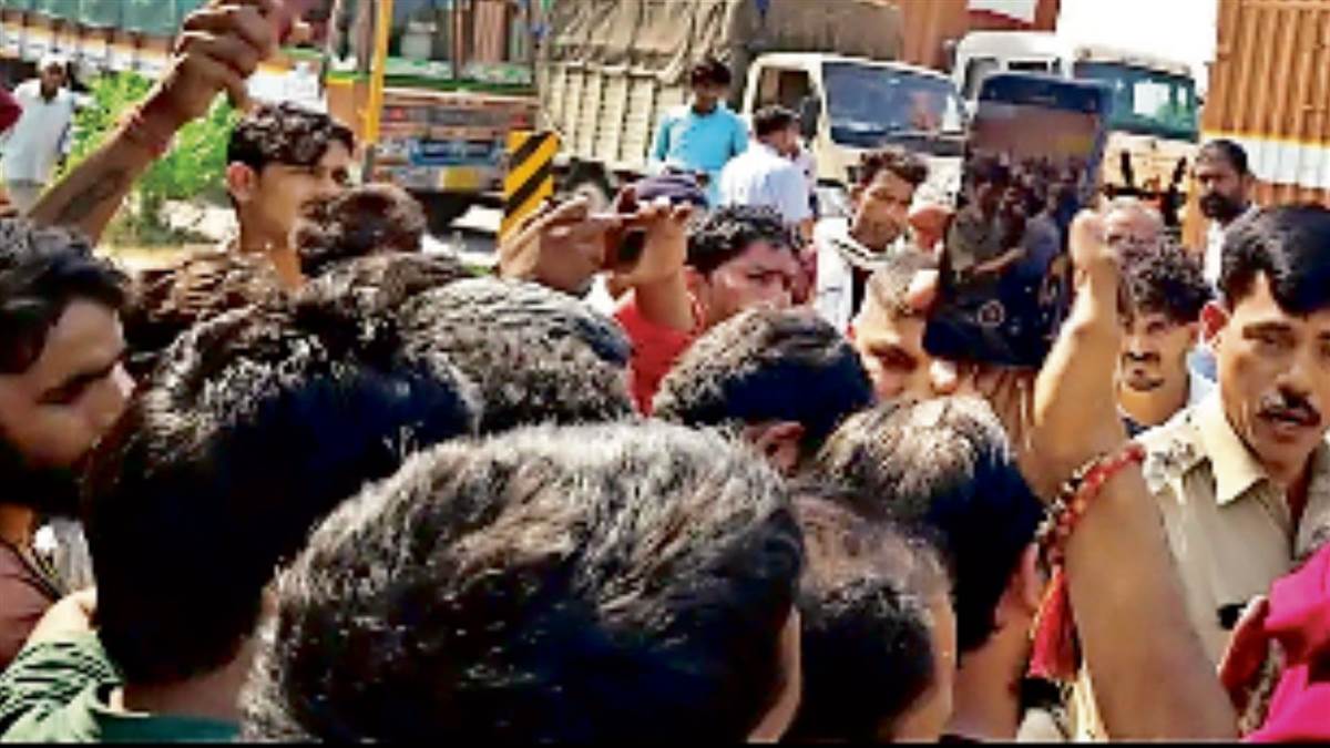 डबरा हाईवे पर अवैध वसूली पर बवाल, ड्राइवर का मोबाइल छीनकर भागा कांस्टेबल, चक्काजाम के बाद सस्पेंड
