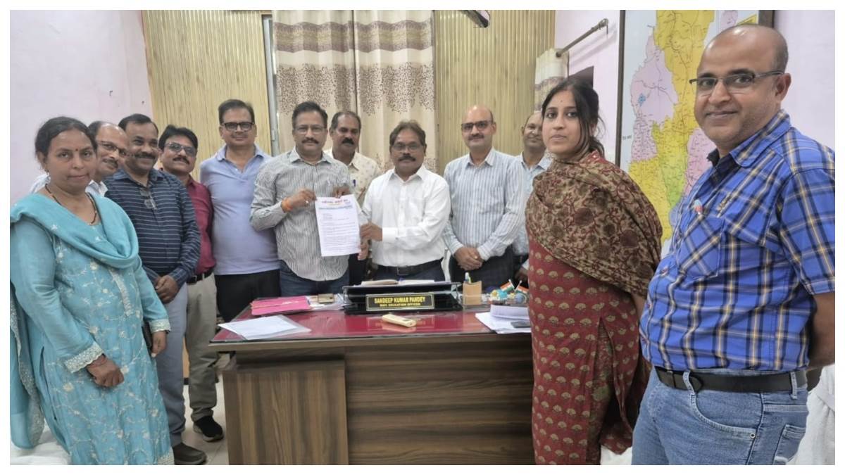 ब्लैक बोर्ड पर प्रश्न लिखाने की प्रथा होगी बंद, छत्तीसगढ़ प्राचार्य मंच ने DEO के समक्ष रखीं 19 बड़ी मांगें