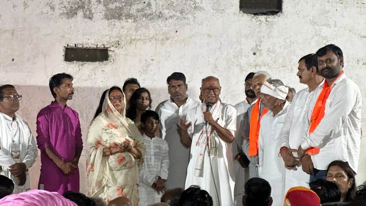 ‘मैं संत कबीर के मार्ग पर चलने का कर रहा प्रयास’, देवास पहुंची दिग्विजय सिंह की सत्य सनातन स्वाभिमान यात्रा