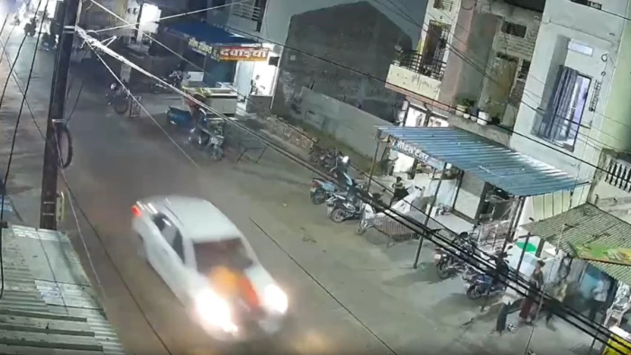 Video: 'हम मर जाएंगे, गाड़ी रोक दो...' धार में कार की बोनट पर लटके पिता-पुत्र को 4 किमी तक दौड़ाता रहा सनकी