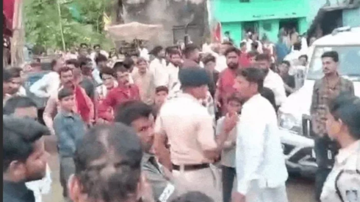 जबलपुर में पहली बार स्थापित मूर्ति के विसर्जन का विरोध, 5 घंटे तक सड़क पर ही रुकी झांकी