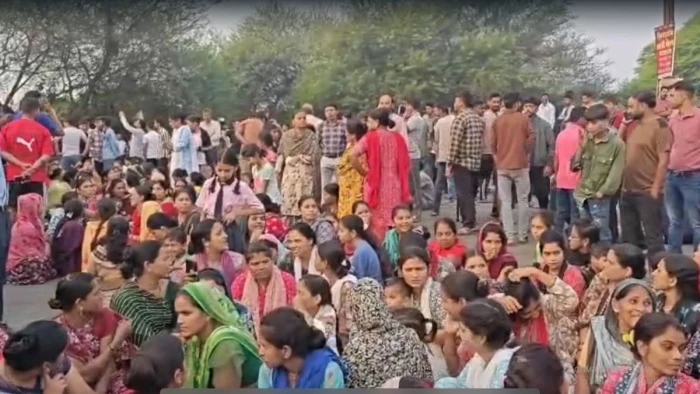 महू में तीन दिन से बिजली-पानी बंद, रहवासियों ने लगाया जाम, नीमच मार्ग पर लगी वाहनों की कतारें, स्कूल बसें भी फंसीं