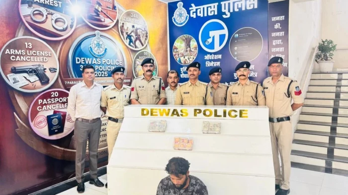 देवास की मोबाइल चोरी से खुला पांच राज्यों में फैला नेटवर्क, 400 फोन जब्त, 1.56 करोड़ का माल बरामद