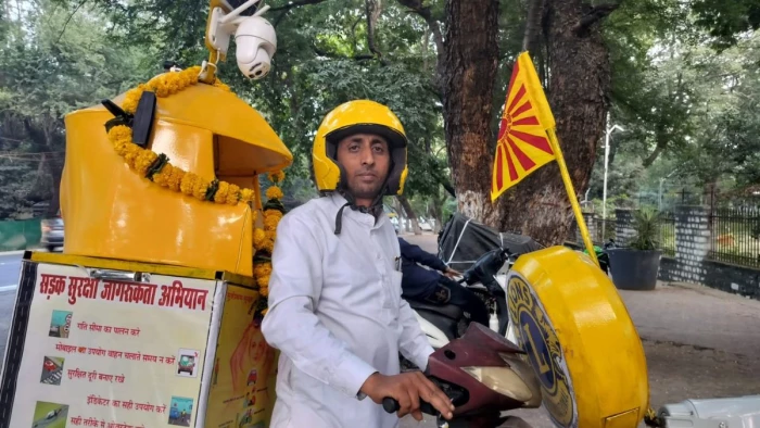 भोपाल के मैकेनिक का जुगाड़ू कमाल, स्कूटर पर लगाया CCTV वाला 'स्मार्ट हेलमेट' बना चर्चा का विषय