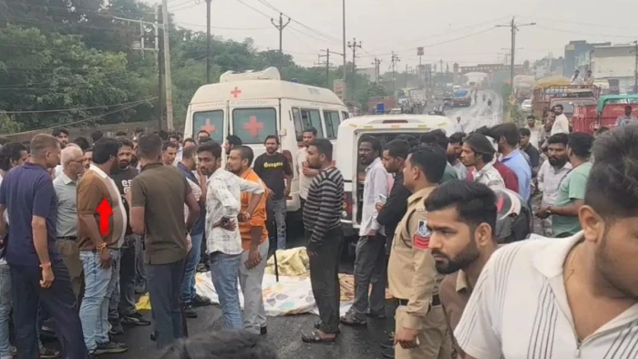 पीथमपुर के महिंद्रा ब्रिज पर सड़क हादसा... बेकाबू ट्राले ने तीन मासूमों को रौंदा, स्कूली छात्रों की मौके पर मौत