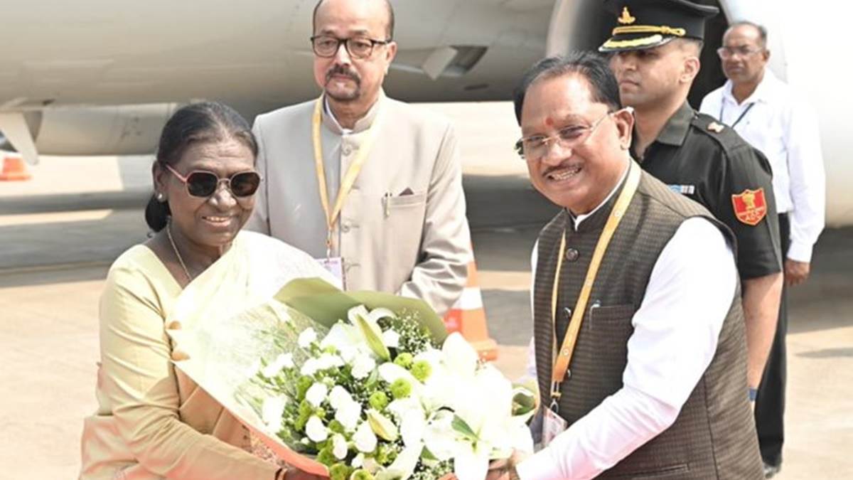 राष्ट्रपति द्रौपदी मुर्मु पहुंचीं रायपुर, कल जगदलपुर में मुरिया दरबार में होंगी शामिल