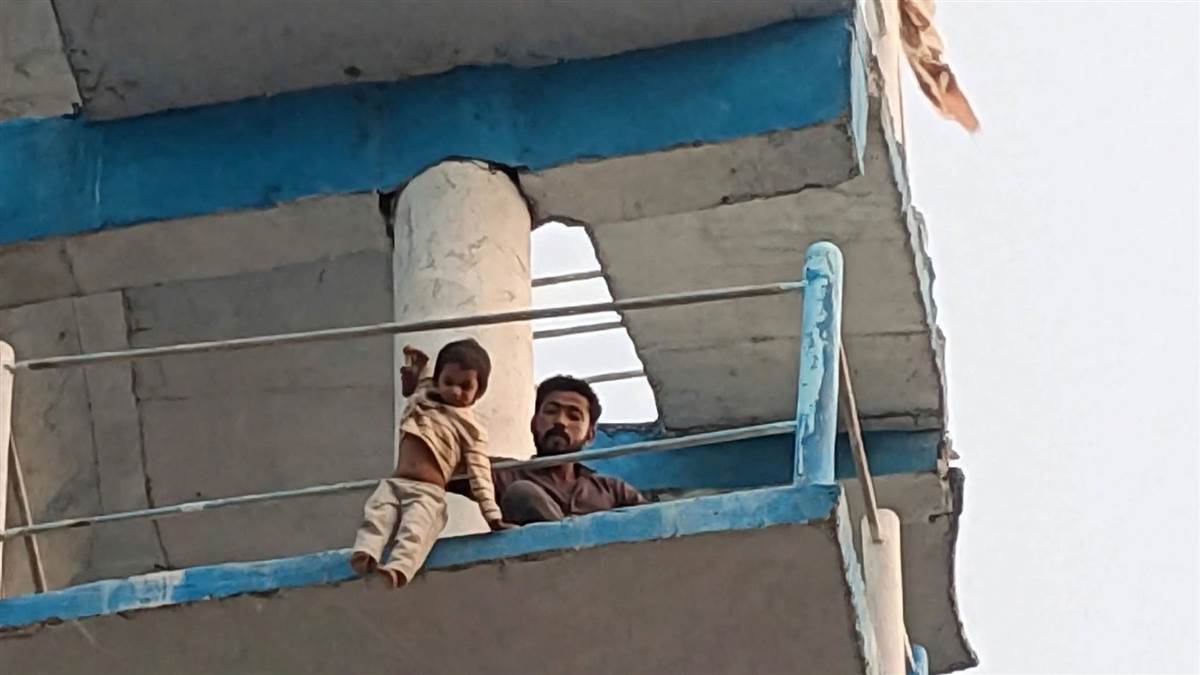 शिवपुरी में पुलिस प्रताड़ना का आरोप लगा दुधमुंहे बच्चे के साथ पानी की टंकी पर चढ़ा युवक, फेंकने की दी धमकी