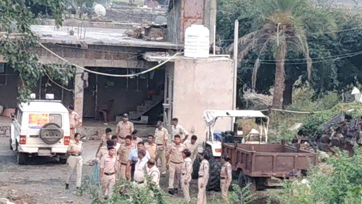 उज्जैन में दबिश देने पहुंची पुलिस टीम पर लाठी, पत्थर से हमला, एसआई की वर्दी फाड़ी, 4 घायल