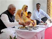 Narsinghpur News: राज्यपाल ने प्रधानमंत्री आवास योजना के हितग्राही के घर किया भोजन, ग्रामीणों की समस्‍याएं सुनी