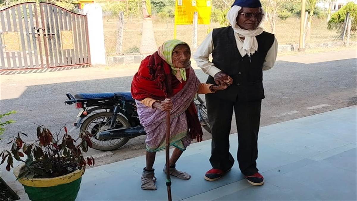 85 साल की बेसहारा वृद्धा पड़ोसी के सहारे पहुंची बालाघाट कलेक्ट्रेट, कहा- रहने के लिए मकान का जीर्णोद्धार करा दें