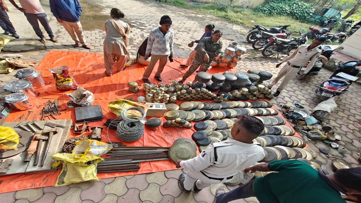 जुगाड़ महिला के घर से पुलिस ने 22 (*30*) 30 हजार की नकदी जब्त की जुगाड़ महिला के घर से पुलिस ने 22 (*30*) 30 हजार की नकदी जब्त की