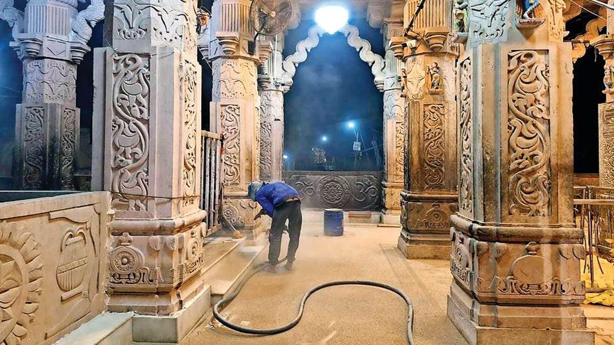 अचलेश्वर मंदिर: अचलेश्वर के पत्थरों को चमकाने का काम शुरू, रात 10 बजे से नहीं होगा अचलेश्वर मंदिर: अचलेश्वर के पत्थरों को चमकाने का काम शुरू, रात 10 बजे से नहीं होगा