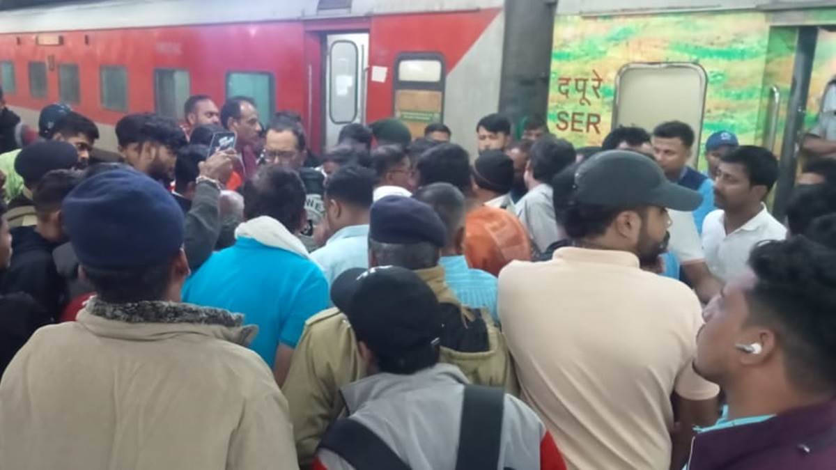 दूरांटो में यात्रियों को मिला भोज, बिलासपुर स्टेशन पर ब्लास्ट, 10 यात्रियों को मिला भोजन पेजिंग का शिकार
