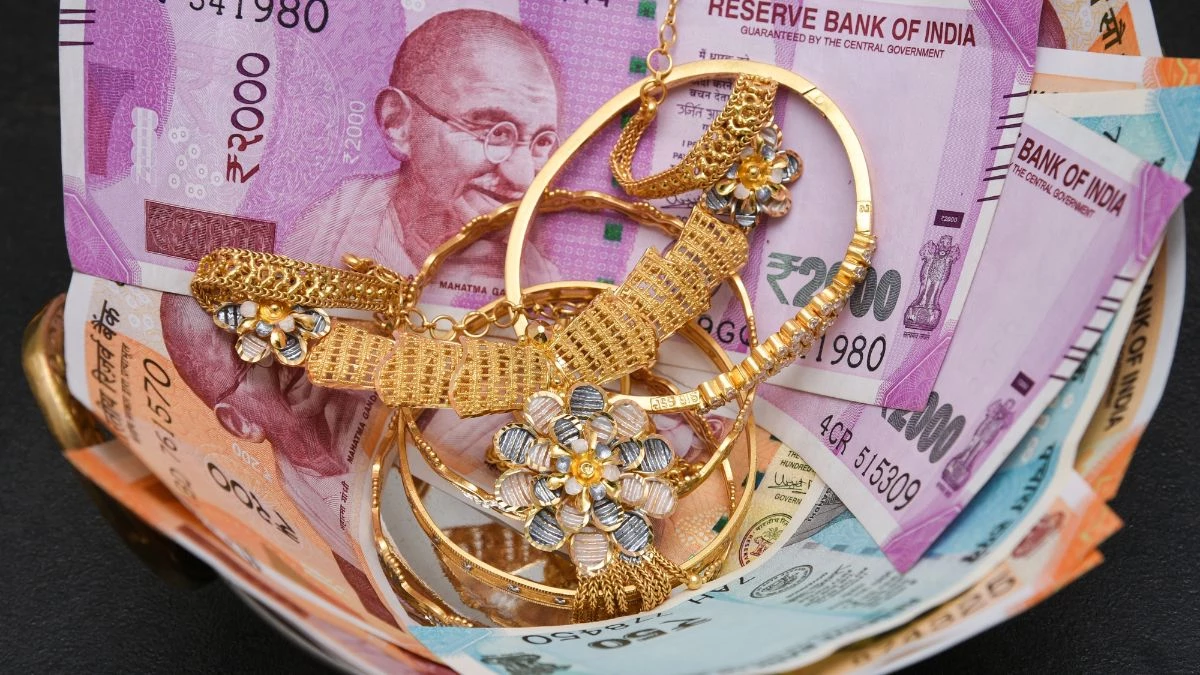 'कोई मुझ पर नजर रख रहा था', महिला की एक छोटी सी गलती और छिन गई जिंदगीभर की कमाई, पुलिस से मांगी मदद